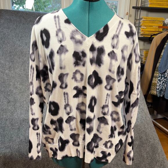 Caryn Vallone Small Sweater White Black Abstract Animal Print V-Neck Lightweight - Picture 7 of 7